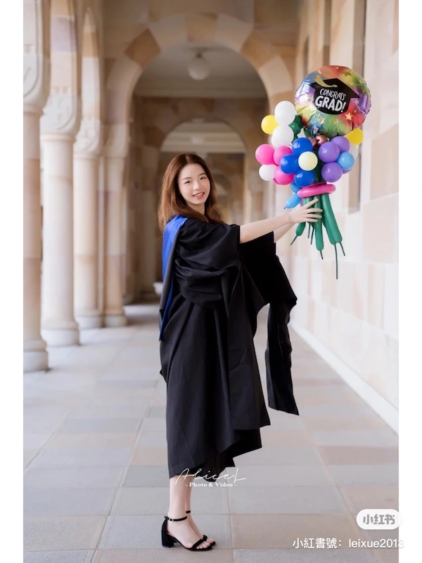 Graduation balloon bouquet with bear