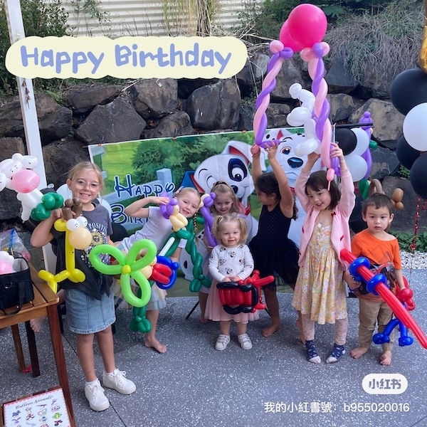 kids with balloon animals